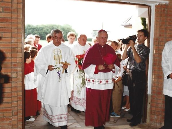 Poświęcenie kościoła 1994 - zdjęcie 19